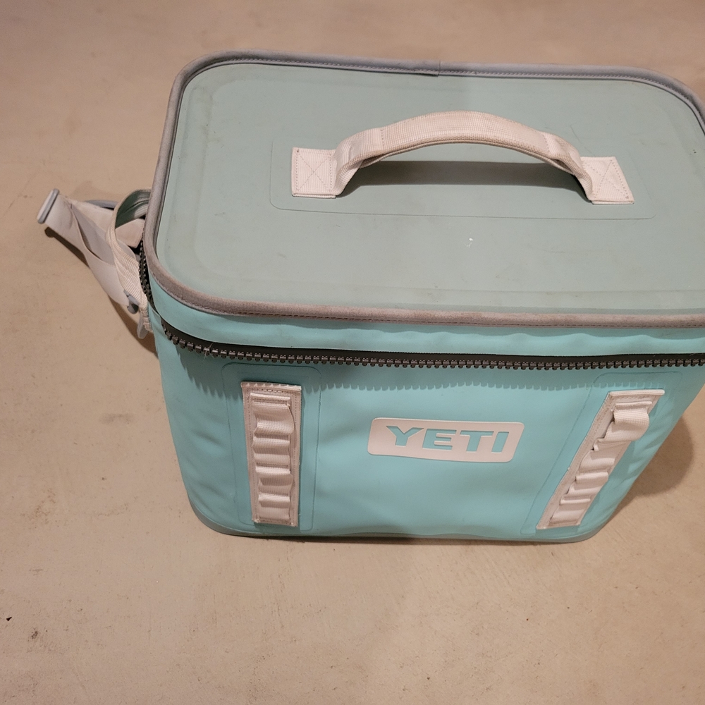 YETI Soft Cooler in Aquifer Blue 18